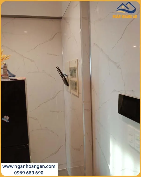 Phòng Khách Được Ốp Tường Bằng Tấm Nhựa PVC Giả Đá Đẹp Và Thu Hút